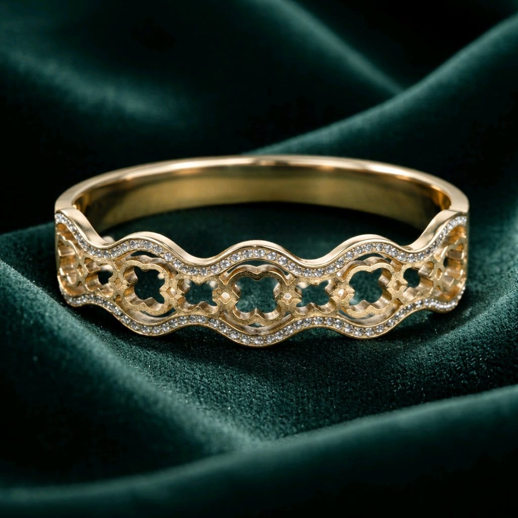 Aarvika Golden Clover Wave Bracelet – close-up detail