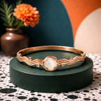 Aarvika Rose Gold Clover Wave Bracelet – close-up detail